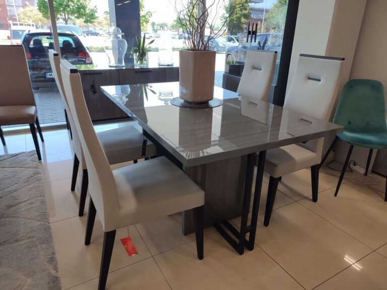 Modernus itališkas stalas Novicento iš ekspozicijos