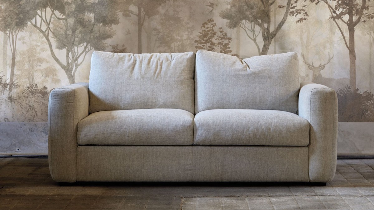 Šviesiai pilka sofa Morbidone miško motyvo interjere, FAMILY BEDDING