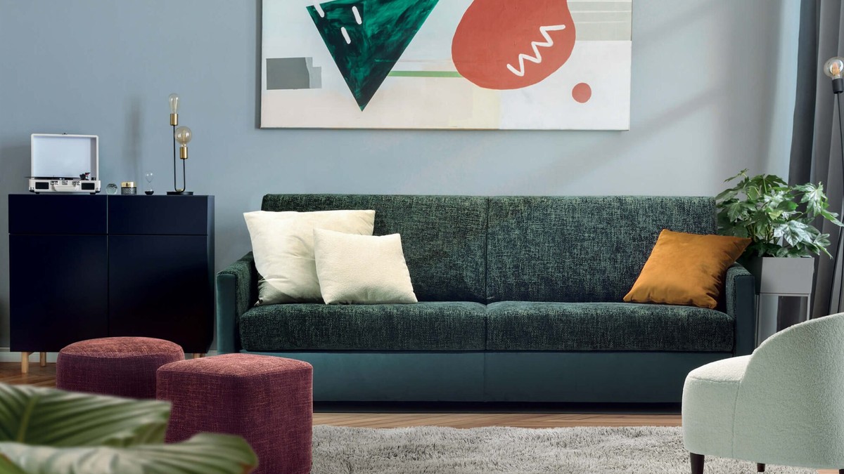 Tamsiai žalia sofa Twister mėlynos sienos interjere, FAMILY BEDDING