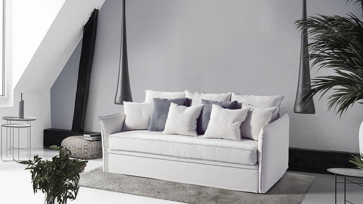 Balta sofa Tulip palėpės interjere, FAMILY BEDDING
