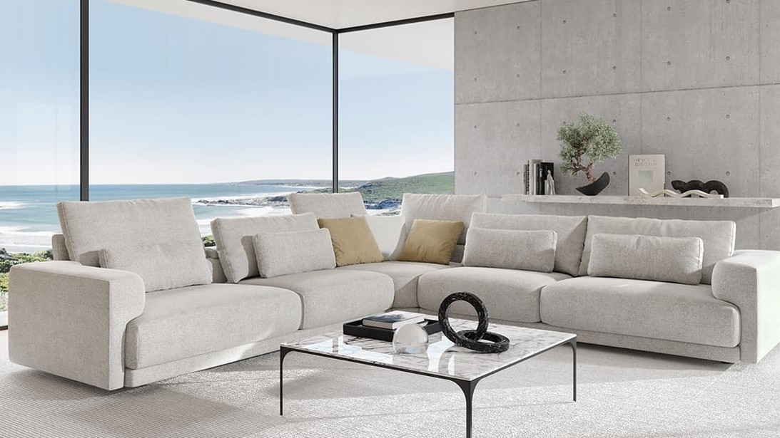 Šviesi kampinė sofa Willow prie lango su jūros vaizdu, OLTA