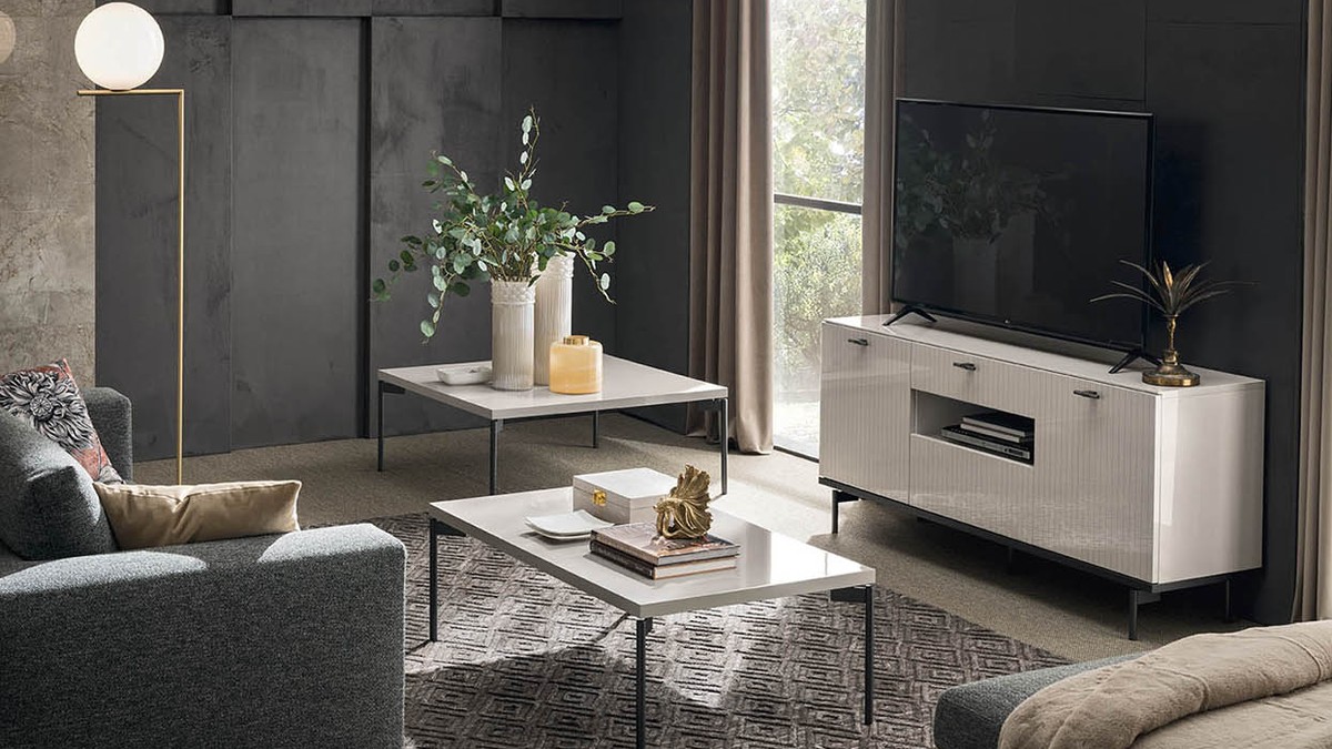 Tv spintelė Claire su atidarytu stalčiumi tamsioje svetainėje, ALF ITALIA