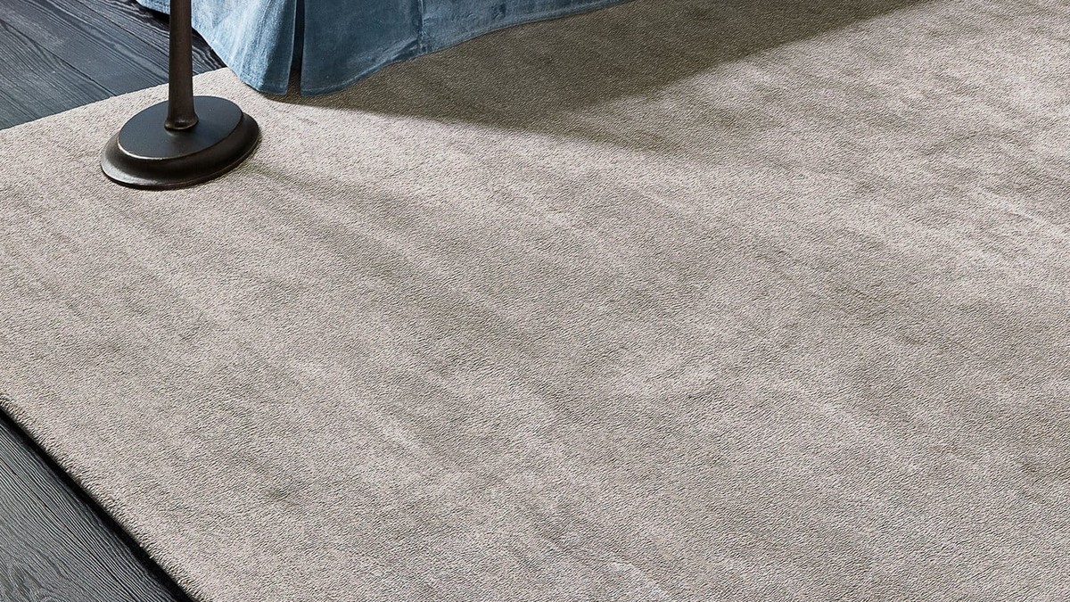 Rudas kilimas Traces svetainės interjere su mėlyna sofa, LIGNE PURE