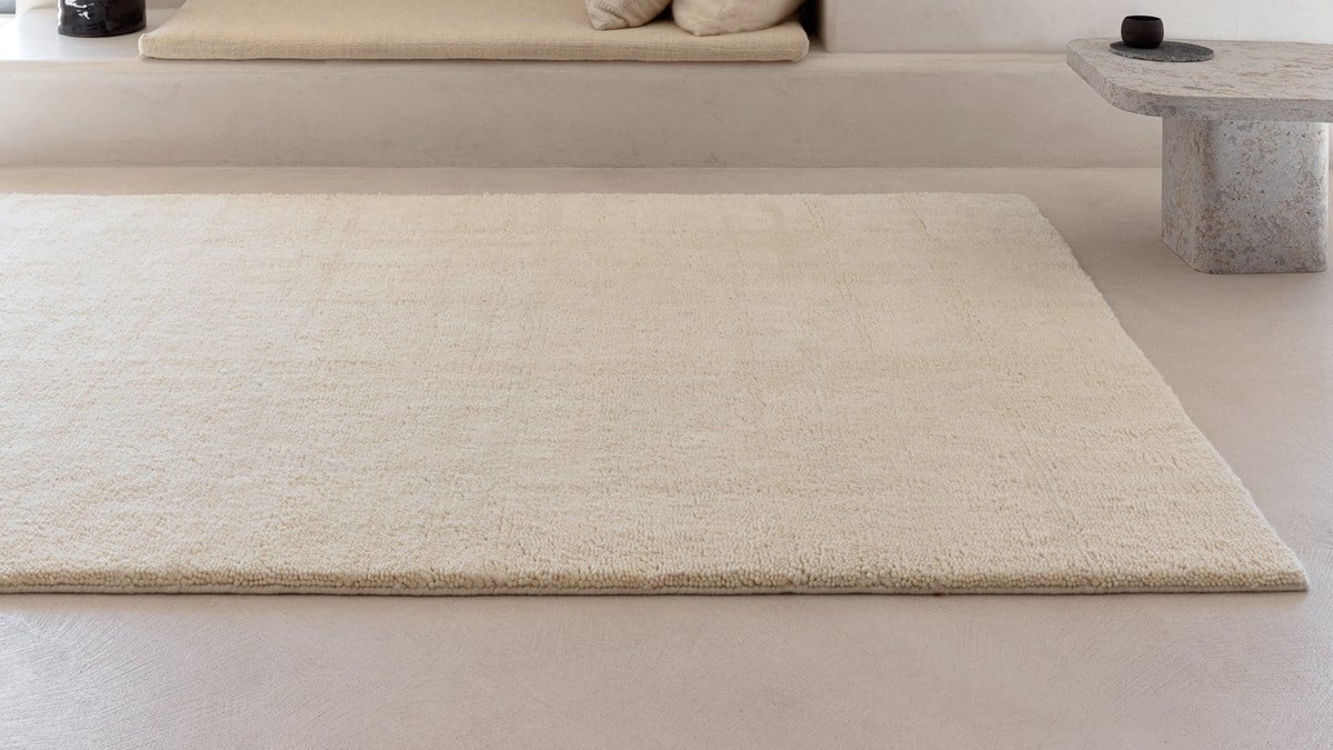 Kreminis kilimas CrissCross minimalistiniame interjere, LIGNE PURE