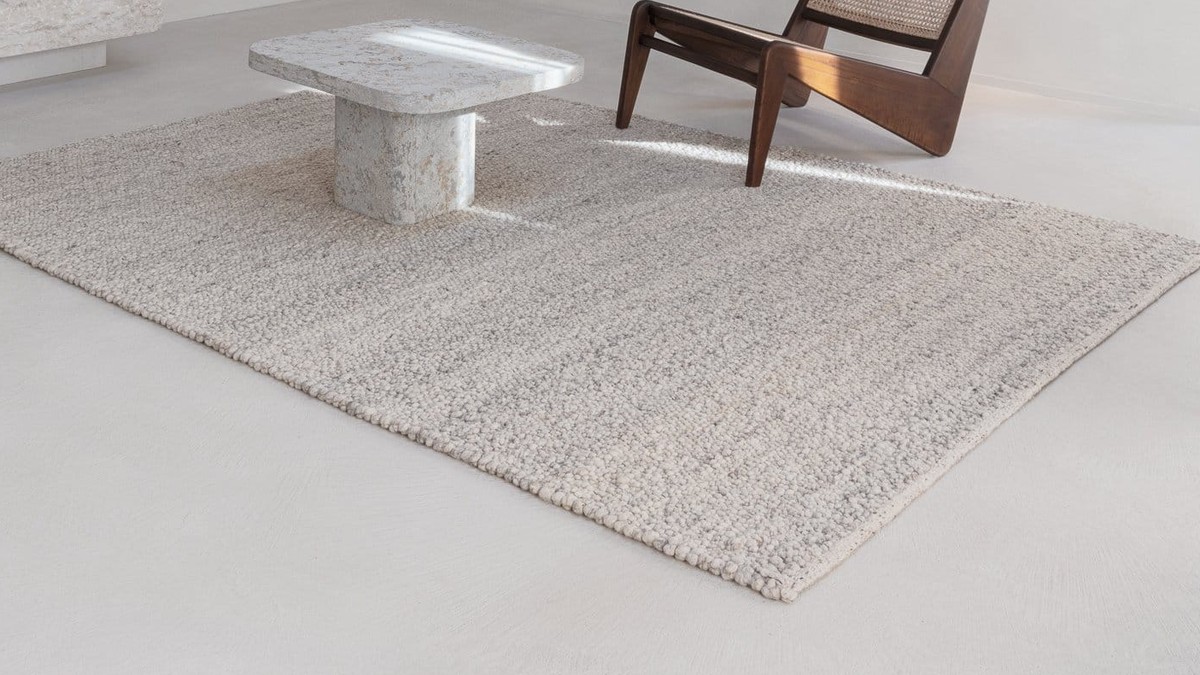 Smėlio spalvos kilimas Tedi minimalistiniame interjere, LIGNE PURE