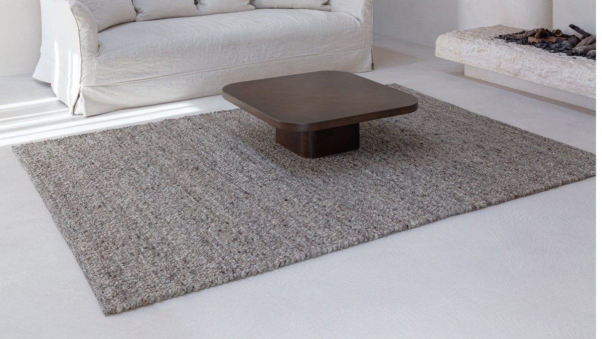 Kilpinis kilimas Tedi svetainės interjere su sofa, LIGNE PURE