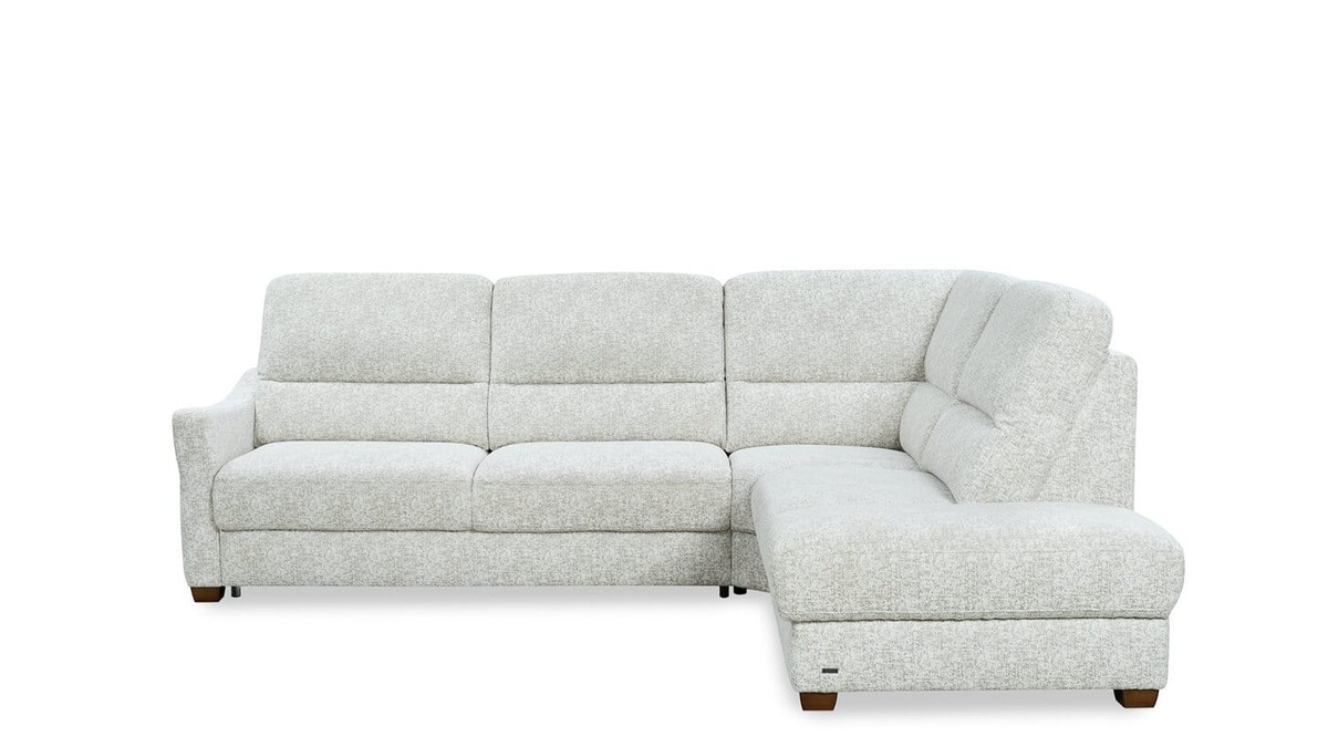Kler kreminė sofa Salieri tamsiame interjere su abstrakčiu paveikslu