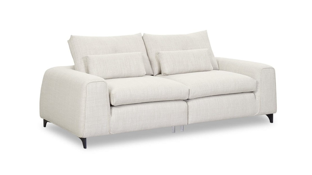 Kler kreminė sofa Idillio moderniame interjere su apvaliais staliukais
