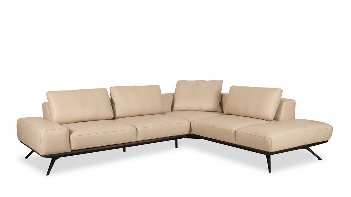 Kler smėlio spalvos kampinė sofa Figaro Uno baltame fone