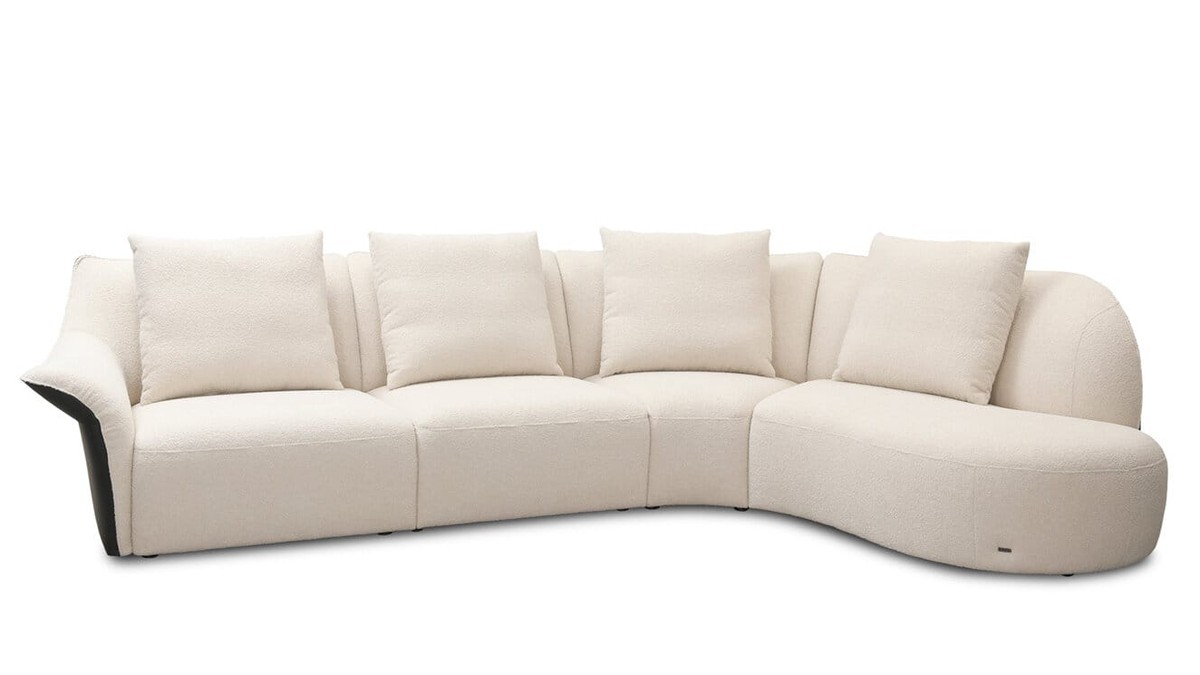 Kler juoda odinė banguota sofa Sirena ekspozicijos salėje