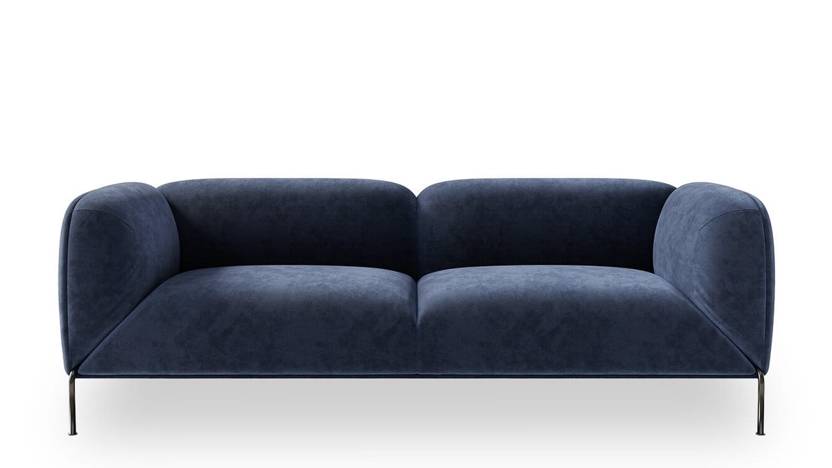 Kler mėlyna veliūrinė sofa Daze su pledu prie marmurinės sienos
