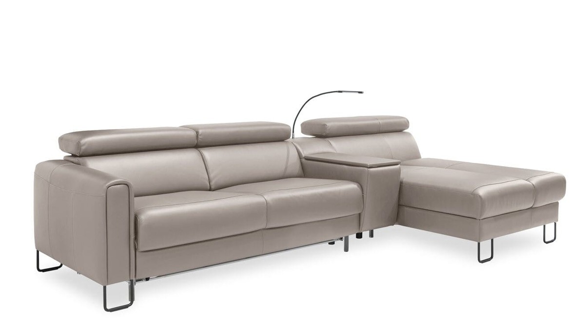 Kler smėlio spalvos odinė kampinė sofa Solfeggio baltame fone
