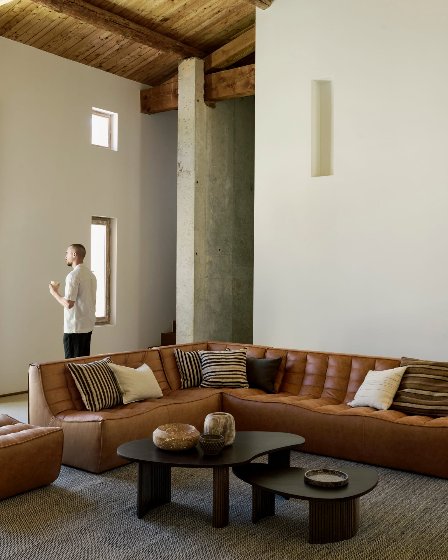 35007 Kavos ir žurnalų staliukas Boomerang 126x74x40h cm (1)