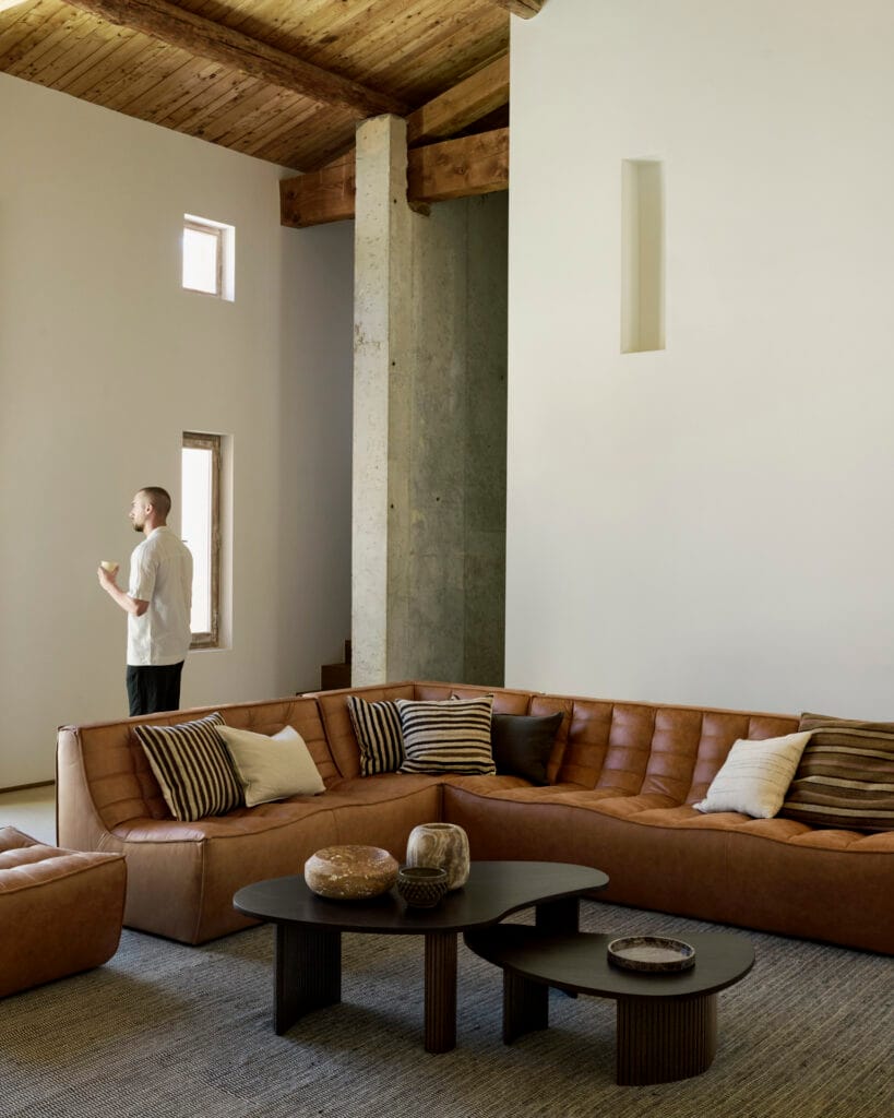 35008 Kavos ir žurnalų staliukas Boomerang 90x61x29h cm (1)