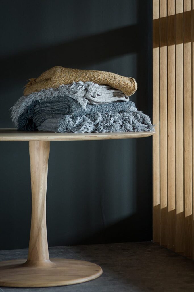 50019 Valgomojo stalas Torsion Plotis 127 cm. Medinis apvalus (2)