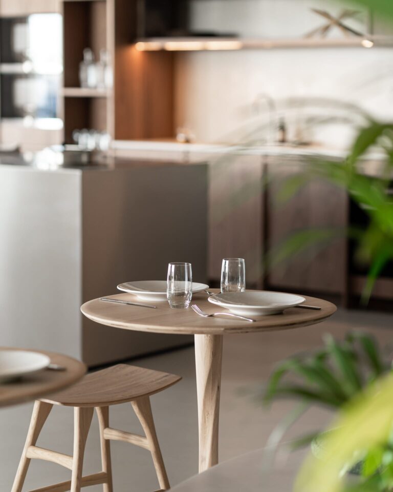 50019 Valgomojo stalas Torsion Plotis 127 cm. Medinis apvalus (46)