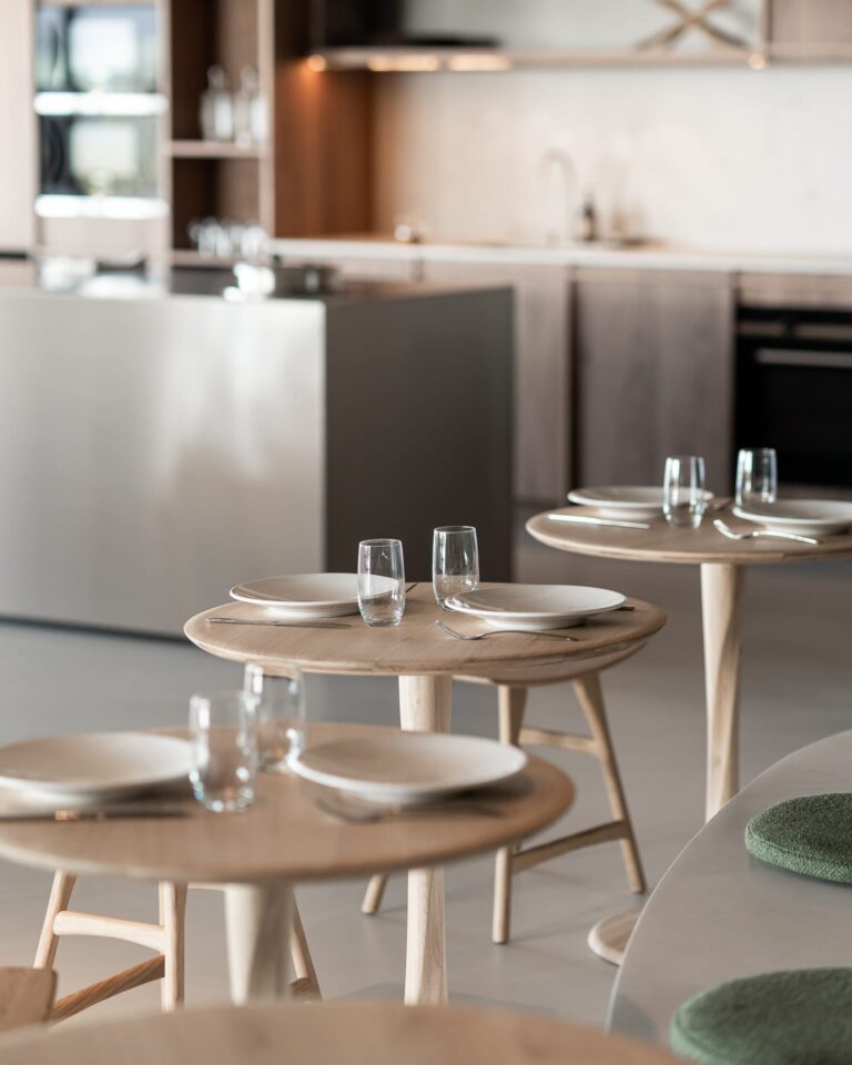 50019 Valgomojo stalas Torsion Plotis 127 cm. Medinis apvalus (48)