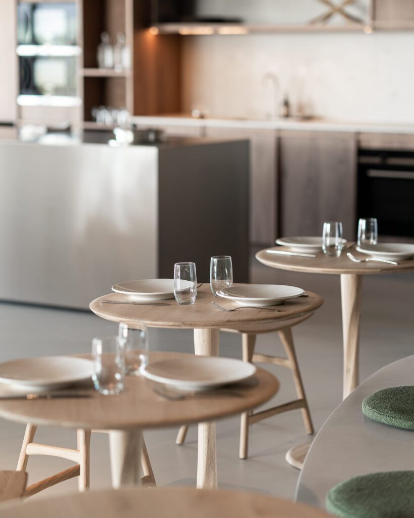 50019 Valgomojo stalas Torsion Plotis 127 cm. Medinis apvalus (48)