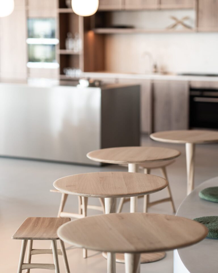 50019 Valgomojo stalas Torsion Plotis 127 cm. Medinis apvalus (50)