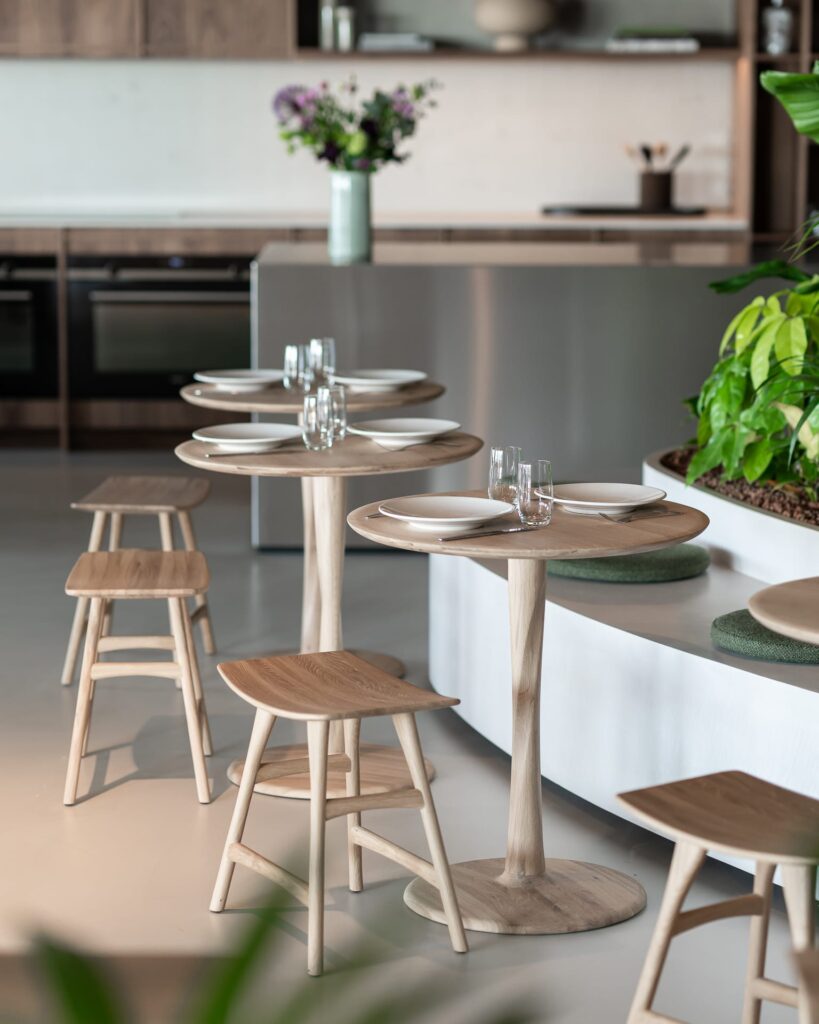 50019 Valgomojo stalas Torsion Plotis 127 cm. Medinis apvalus (56)