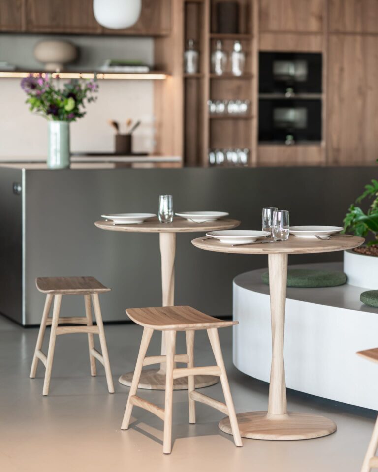 50019 Valgomojo stalas Torsion Plotis 127 cm. Medinis apvalus (58)