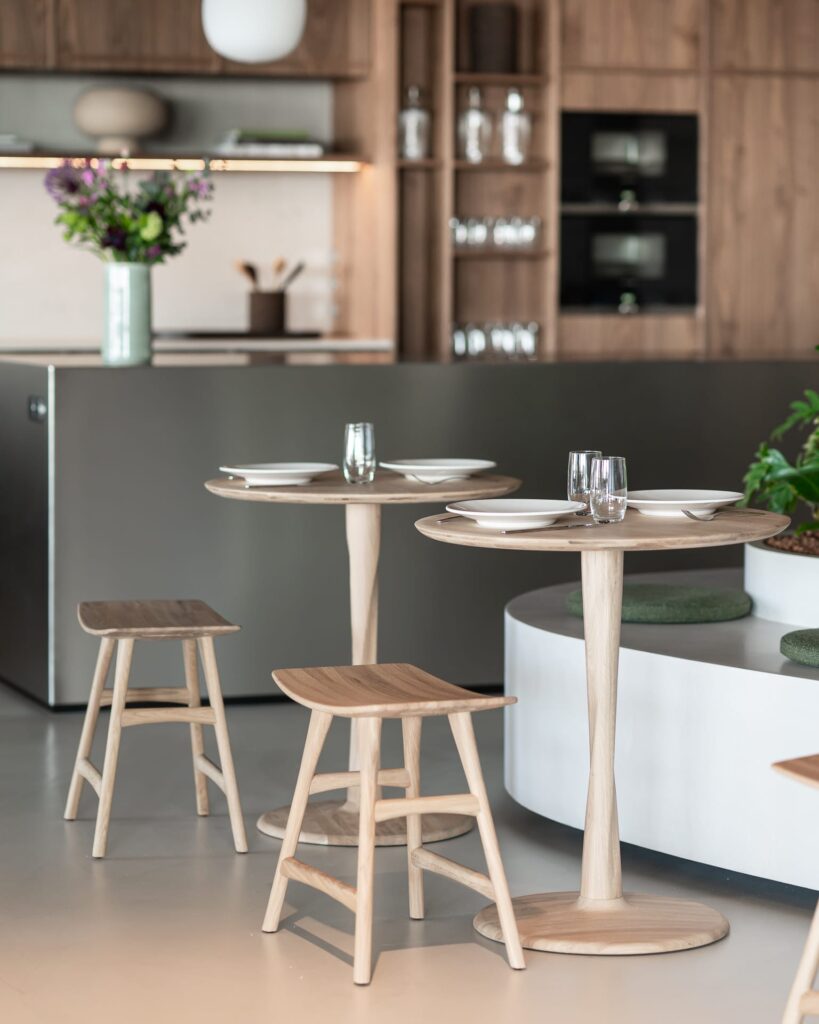 50019 Valgomojo stalas Torsion Plotis 127 cm. Medinis apvalus (58)