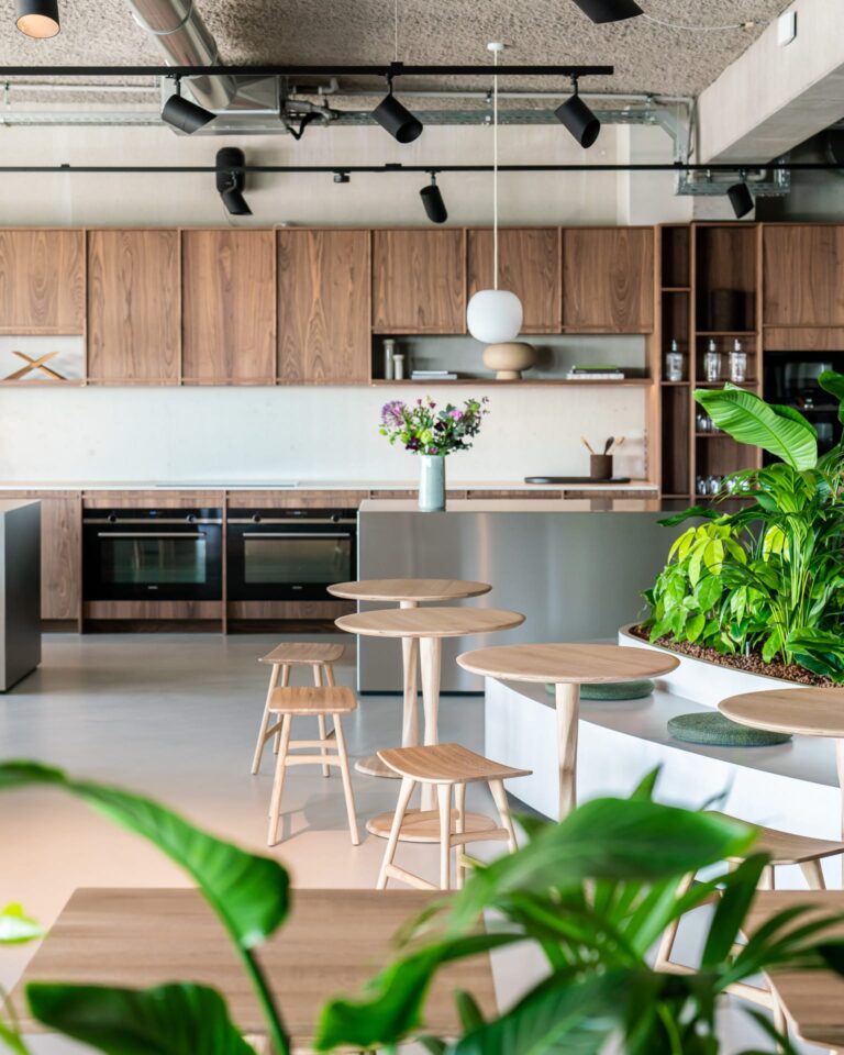 50019 Valgomojo stalas Torsion Plotis 127 cm. Medinis apvalus (60)