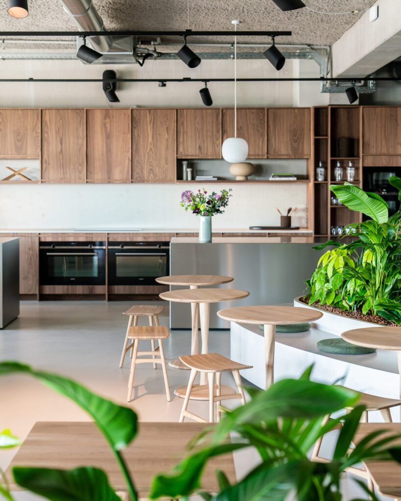 50019 Valgomojo stalas Torsion Plotis 127 cm. Medinis apvalus (60)