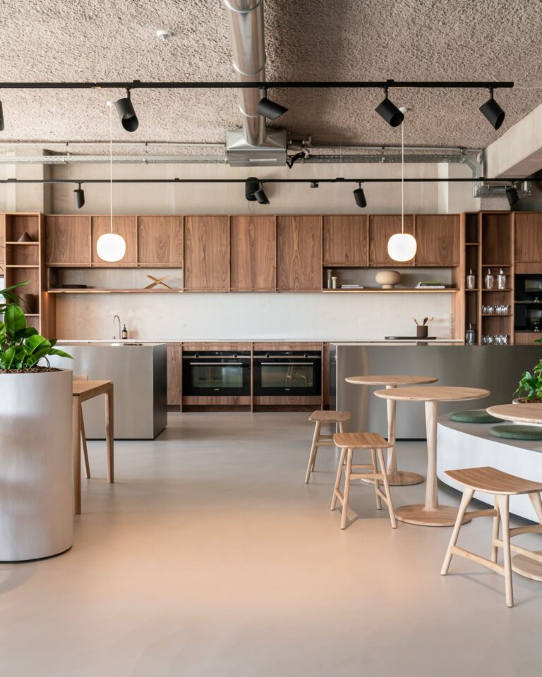 50019 Valgomojo stalas Torsion Plotis 127 cm. Medinis apvalus (62)