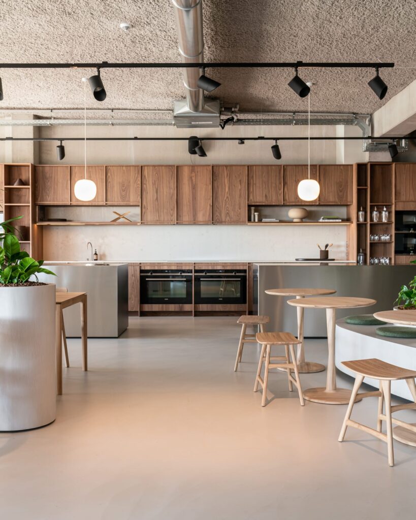 50019 Valgomojo stalas Torsion Plotis 127 cm. Medinis apvalus (62)