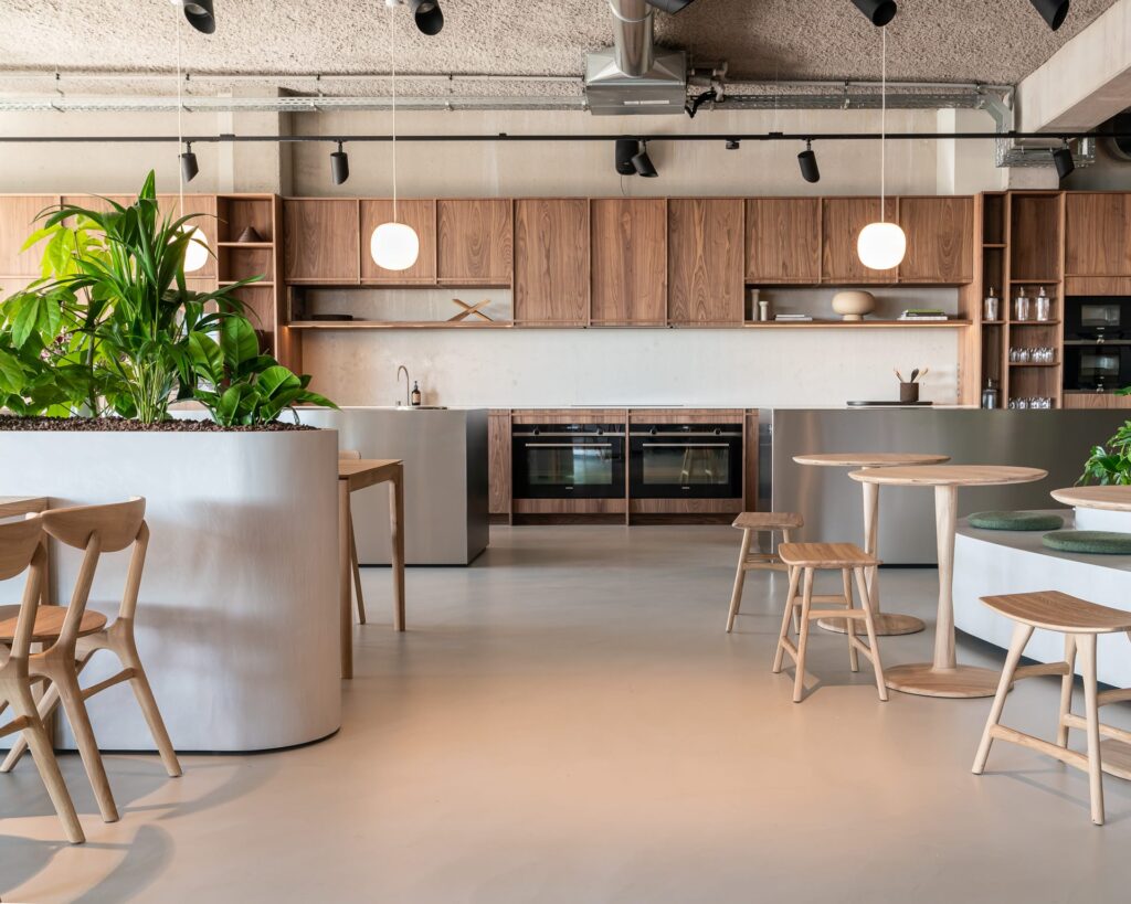 50019 Valgomojo stalas Torsion Plotis 127 cm. Medinis apvalus (70)