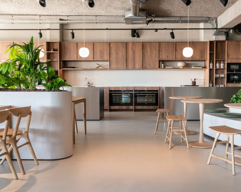 50019 Valgomojo stalas Torsion Plotis 127 cm. Medinis apvalus (70)