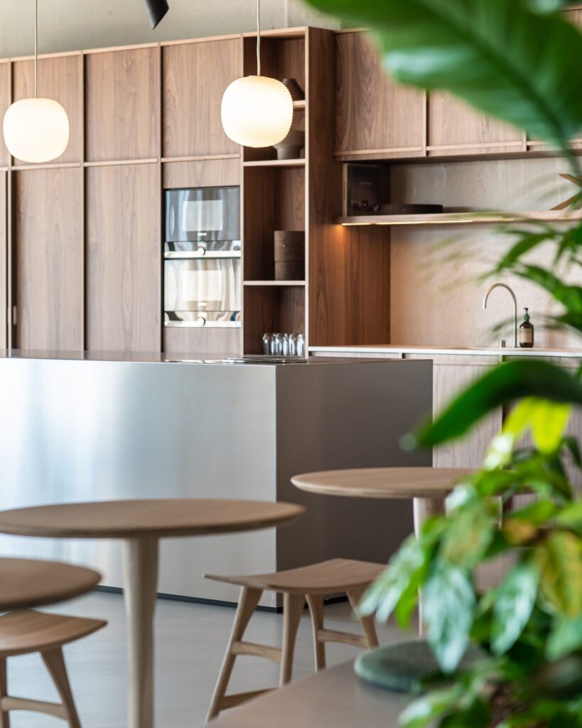 50019 Valgomojo stalas Torsion Plotis 127 cm. Medinis apvalus (76)