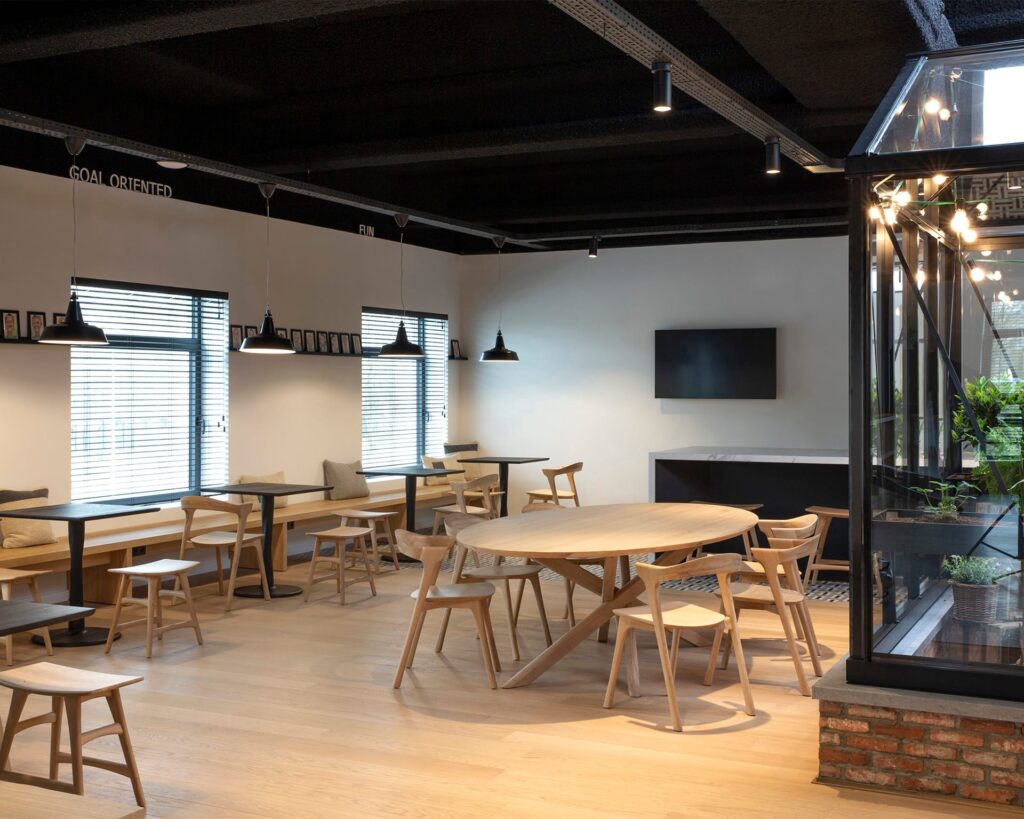 50181 Valgomojo stalas Mikado 267 cm ilgio 138 cm pločio 76 cm aukščio (30)