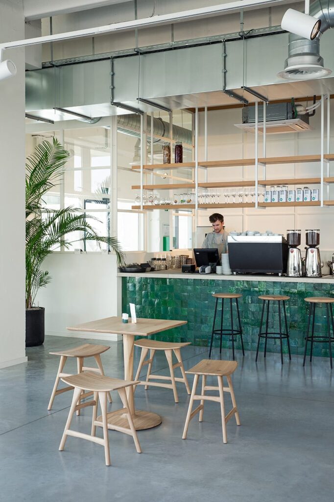 Modernus apvalus medinis Valgomojo ir baro stalas Torsion 50017 (1)