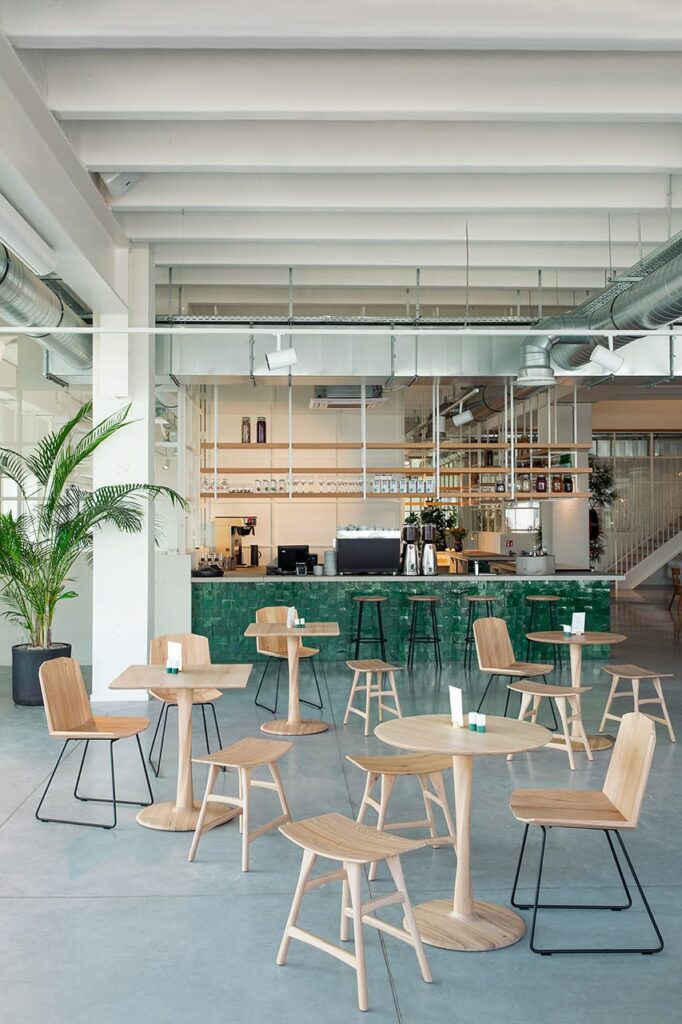 Modernus apvalus medinis Valgomojo ir baro stalas Torsion 50017 (21)