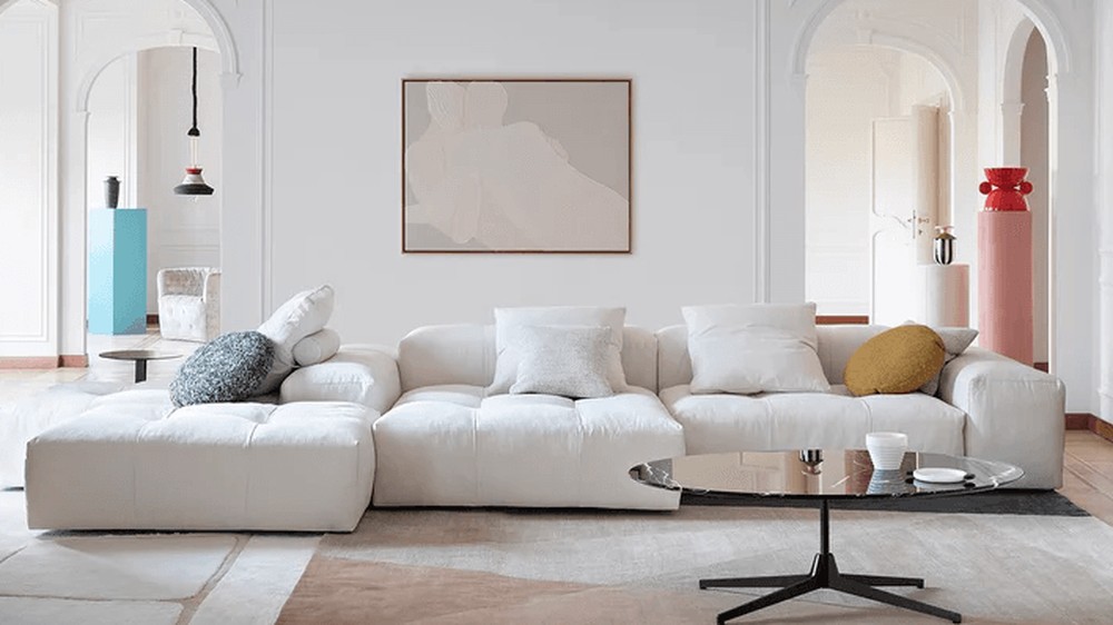 Terakotos spalvos modulinė sofa Pixel spalvingos svetainės interjere, SABA