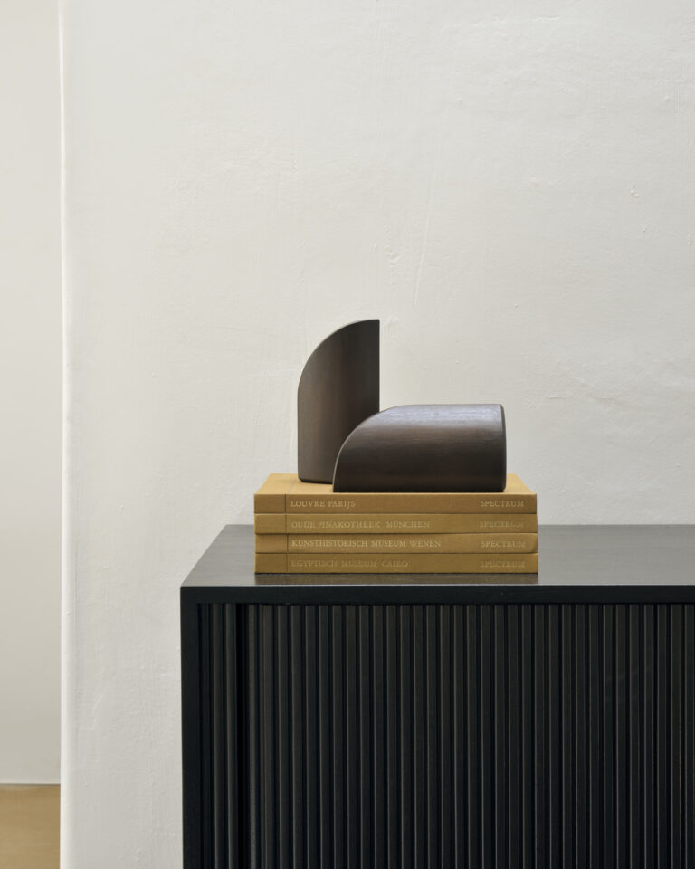 10051 Svetainės komoda Roller Max 224x45x80h cm juoda prabangi ant kojelių (30)