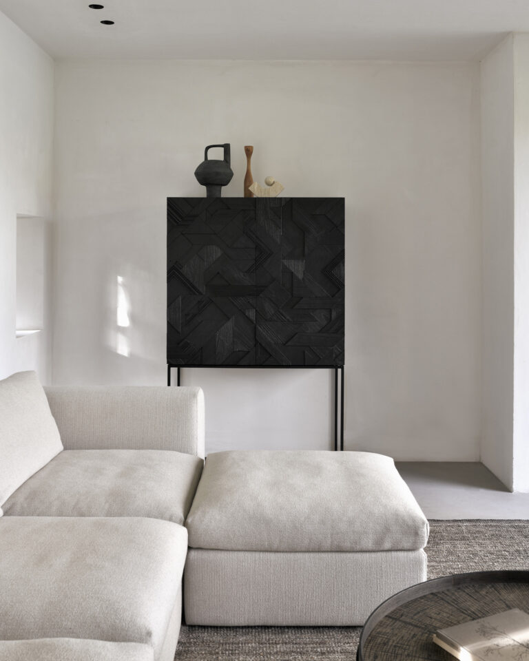 10066 Prabangi Svetainės komoda Graphic 100x45x160h cm juoda tekstūrinė ant kojelių (2)