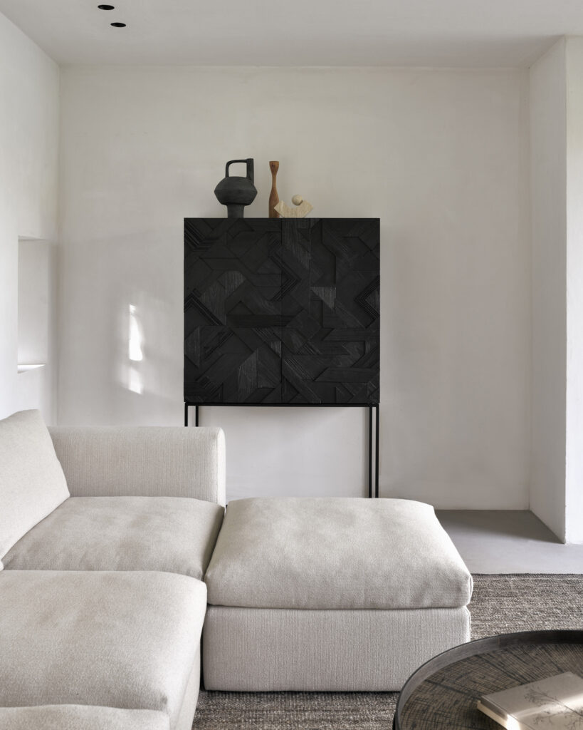 10066 Prabangi Svetainės komoda Graphic 100x45x160h cm juoda tekstūrinė ant kojelių (2)