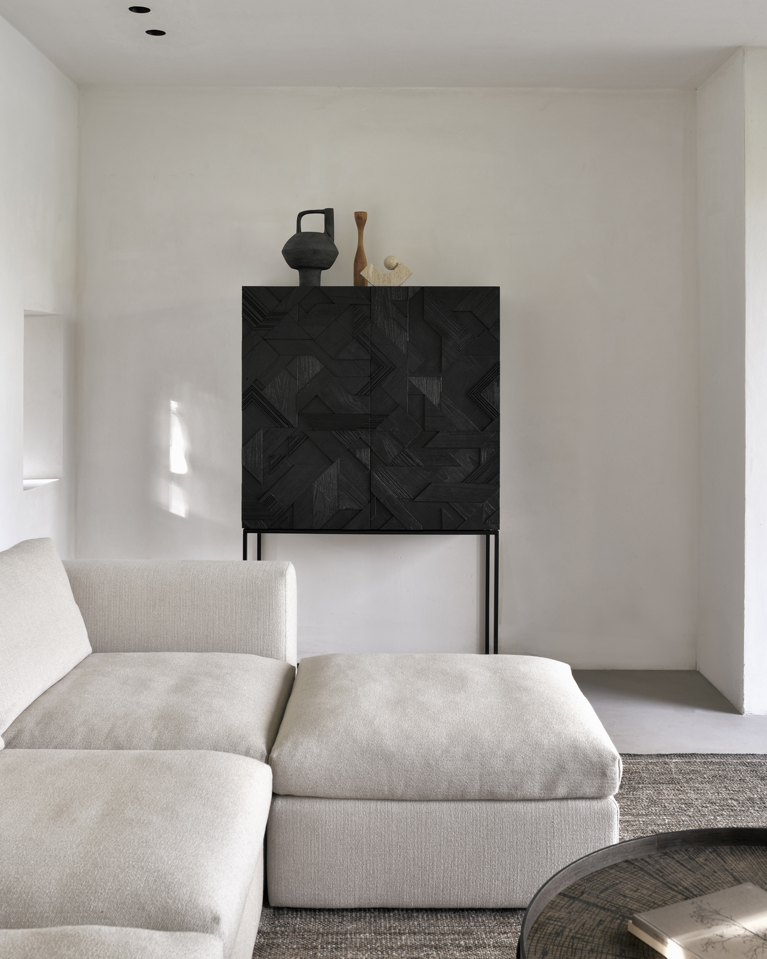 10066 Prabangi Svetainės komoda Graphic 100x45x160h cm juoda tekstūrinė ant kojelių (2)