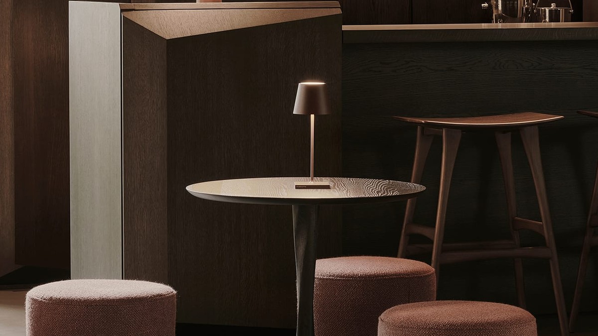 Rudmedžio baro kėdė Osso tamsiame lounge interjere, Ethnicraft