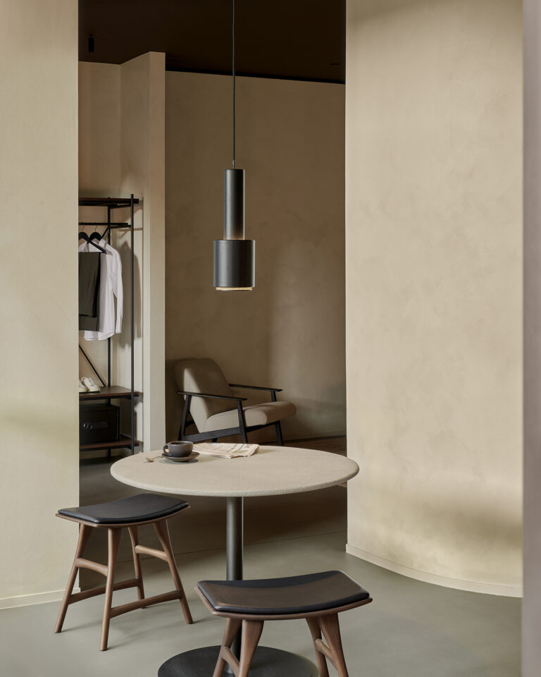 10180 Valgomojo kėdė Osso 50x33x51h cm tamsiai rudo medžio su juoda odine sodyne (4)