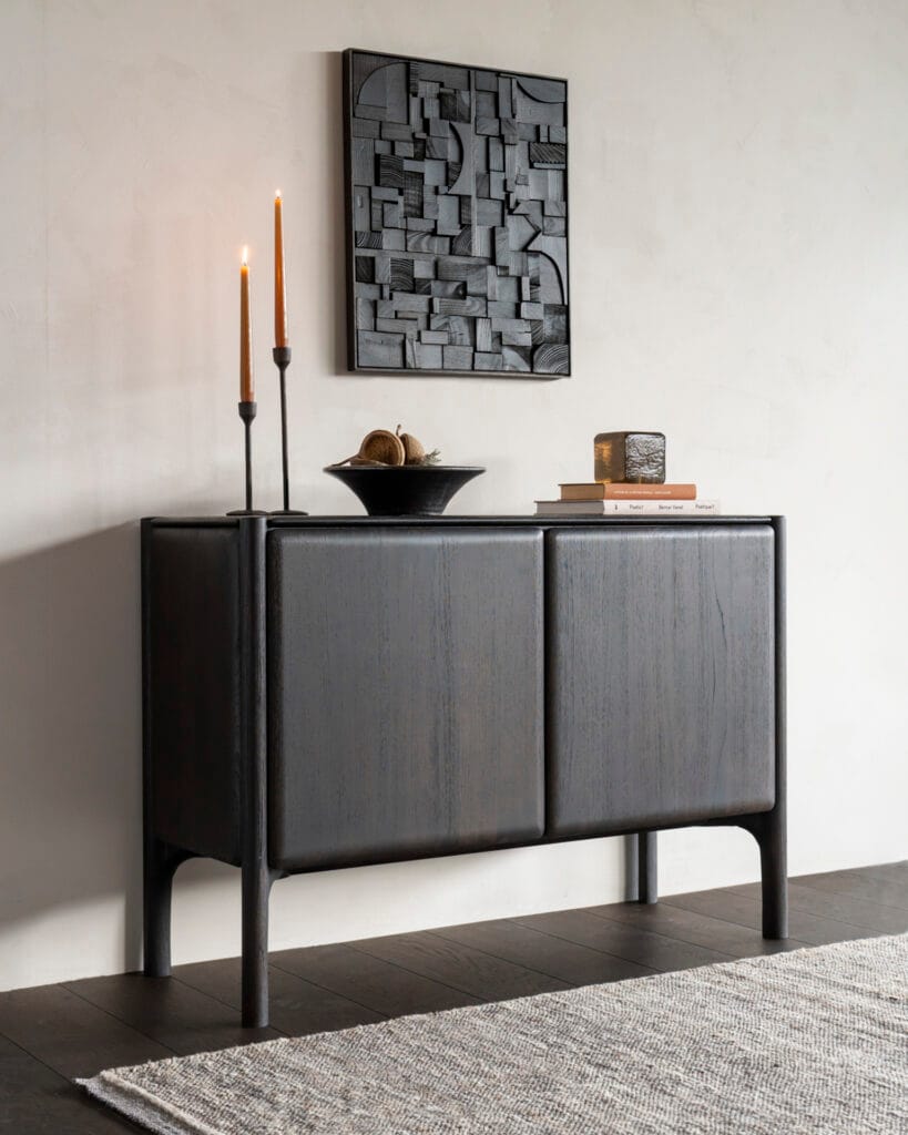 11571 Svetainės komoda PI 119x45x83h cm juoda ant kojelių juodo medžio (1)