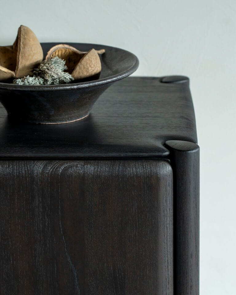 11571 Svetainės komoda PI 119x45x83h cm juoda ant kojelių juodo medžio (13)