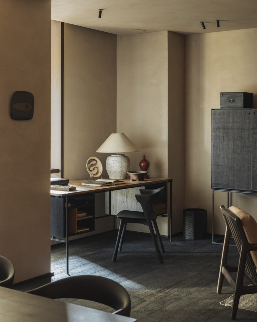 12250 Svetainės komoda Grooves 102x45x162h cm juoda ant kojelių prabangi (29)