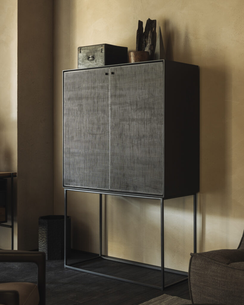 12250 Svetainės komoda Grooves 102x45x162h cm juoda ant kojelių prabangi (33)