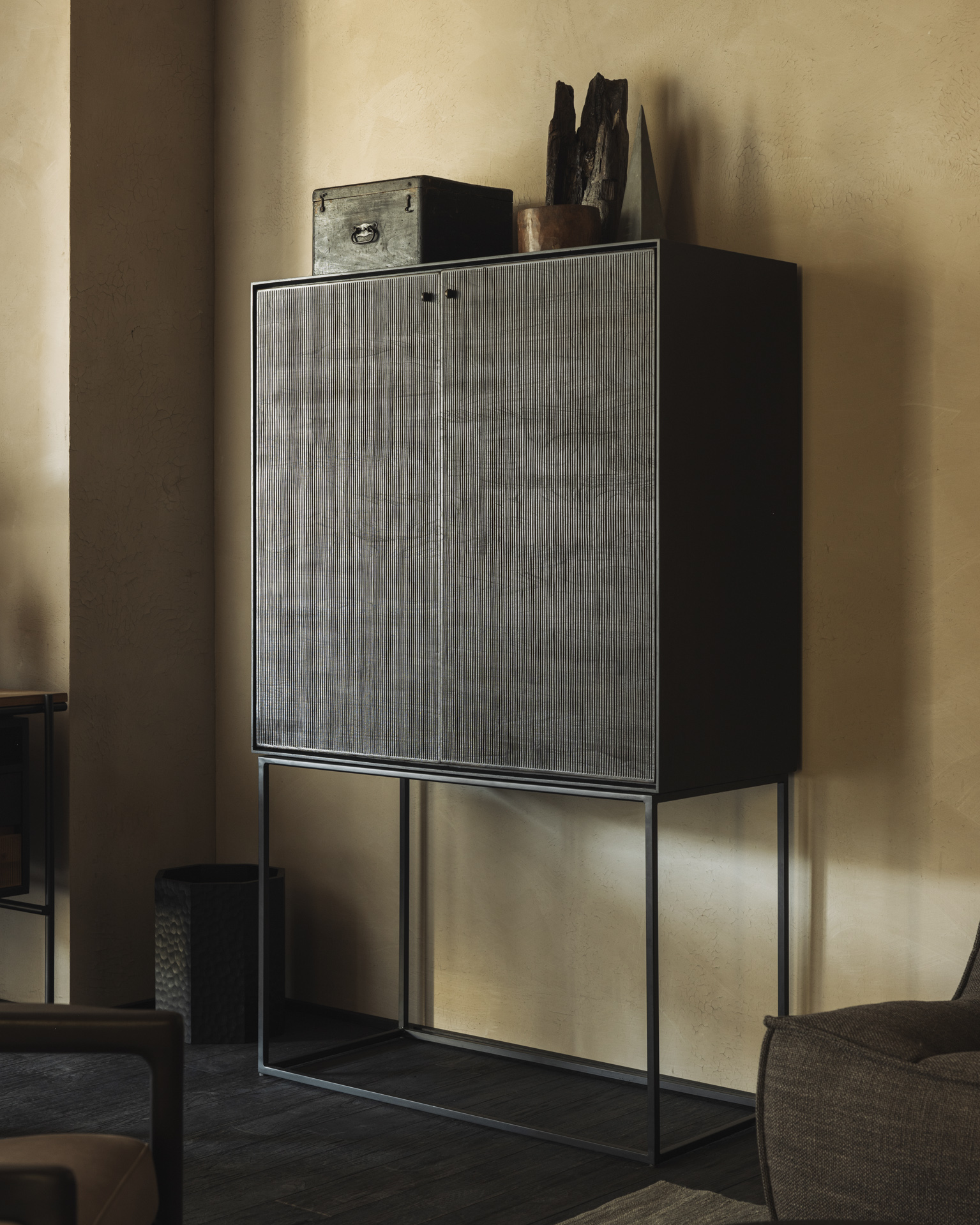 12250 Svetainės komoda Grooves 102x45x162h cm juoda ant kojelių prabangi (33)