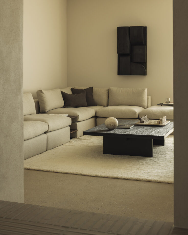 12256 Kavos ir žurnalinis staliukas Grooves 140x110x34h cm juodas medis (10)