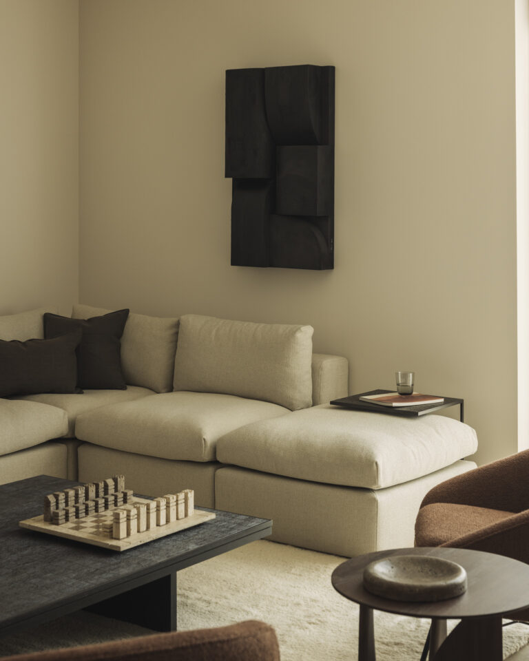 12256 Kavos ir žurnalinis staliukas Grooves 140x110x34h cm juodas medis (11)